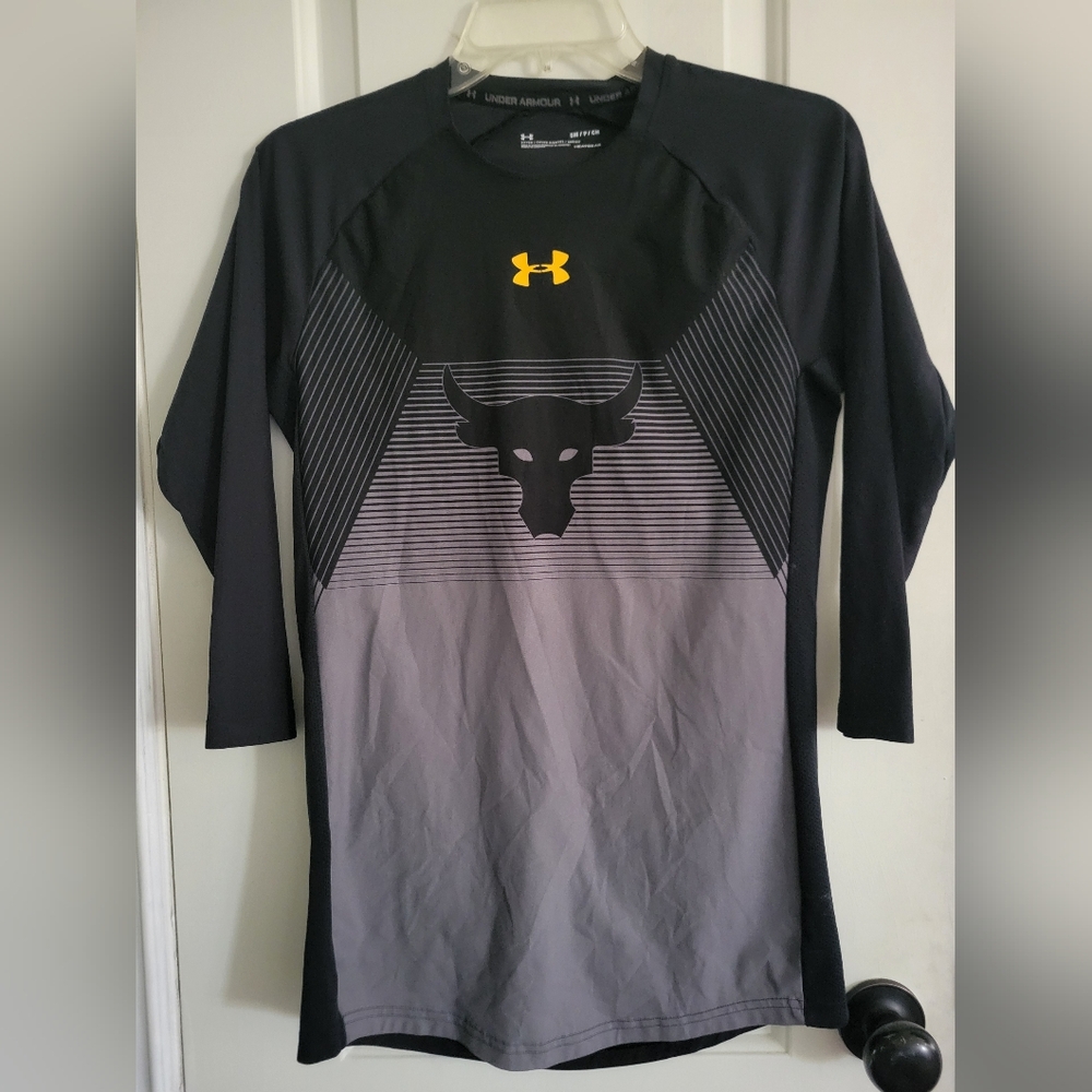 Under Armour Project Rock Chase Greatness Shirt in black size Small
